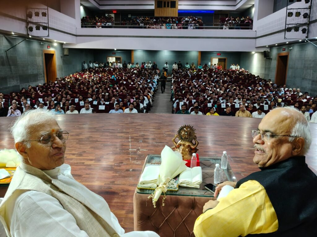 कानपुर के गुरुवंदन-2026 में डॉ. विनय सहस्त्रबुद्धे ने शिक्षक-छात्र के स्वस्थ संबंधों को शिक्षा और समाज निर्माण के लिए महत्वपूर्ण बताया।
