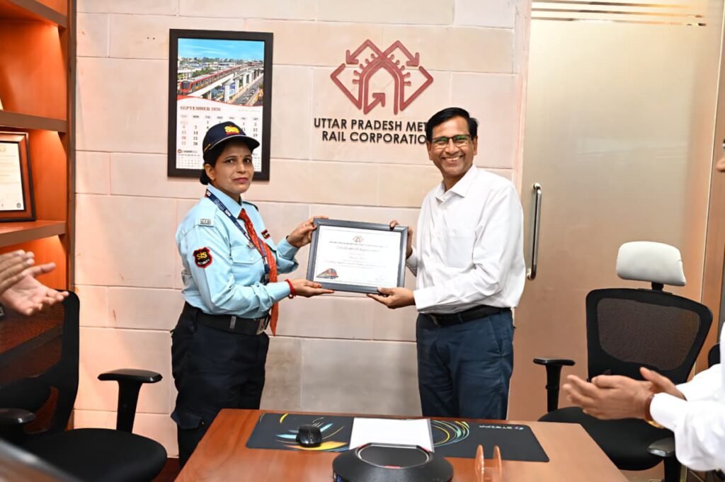 लखनऊ मेट्रो की महिला सुरक्षाकर्मी ममता तिवारी ने 20 हजार रुपये, लैपटाप और कीमती सामान से भरा बैग लौटाया। यूपीएमआरसी ने सम्मानित किया।