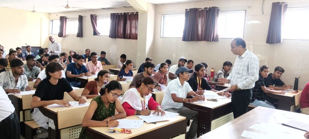 CSJMU में मिड सेमेस्टर परीक्षा के दूसरे दिन नकल पर सख्ती बढ़ी। 75% उपस्थिति अनिवार्य, प्रवेश से पहले जांच और परीक्षा कक्ष में कड़ी निगरानी।