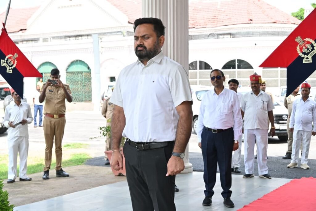 महेंद्र सिंह तंवर ने कानपुर के 59वें डीएम का कार्यभार संभाला। कलेक्ट्रेट निरीक्षण में जनसमस्याओं के त्वरित निस्तारण और योजनाओं पर जोर दिया।