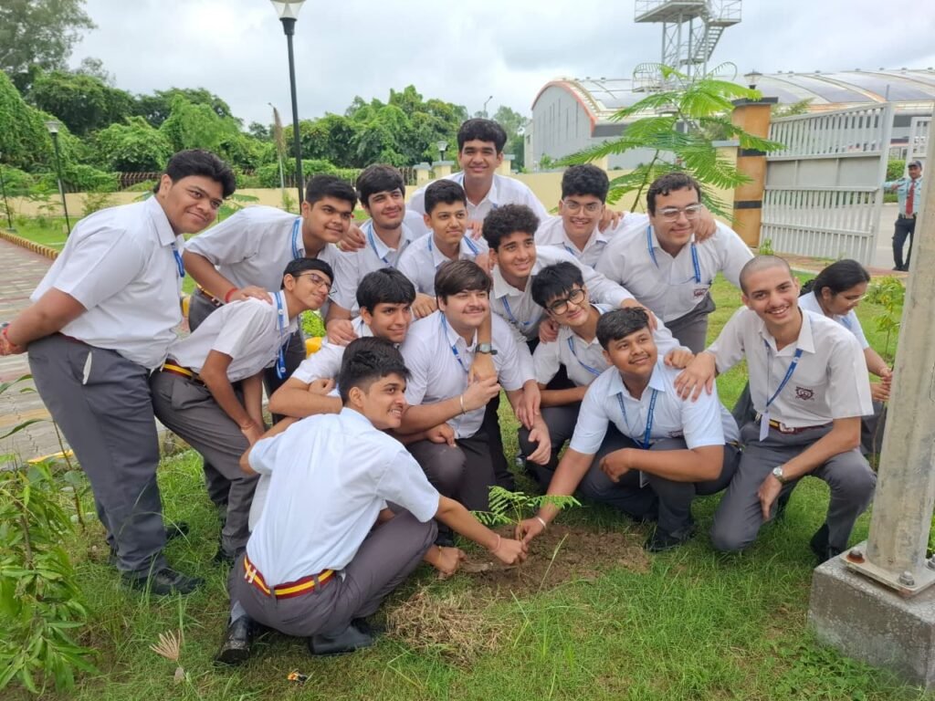 कानपुर मेट्रो डिपो में 100 से अधिक बच्चों ने पौधे लगाए। ग्रीन बेल्ट, सोलर प्लांट और रीजेनरेटिव ब्रेकिंग से पर्यावरण संरक्षण पर जोर दिया गया।