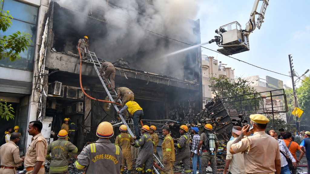 लखनऊ के अलीगंज अग्निकांड में 87 दिन बाद पुलिस ने 500 से अधिक पन्नों की चार्जशीट दाखिल की। हादसे में 15 लोगों की मौत हुई थी, चार आरोपी नामजद हैं।