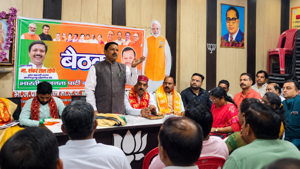 कानपुर में भाजपा बैठक के दौरान पदाधिकारियों को संबोधित करते क्षेत्र प्रभारी शंकर लाल लोधी