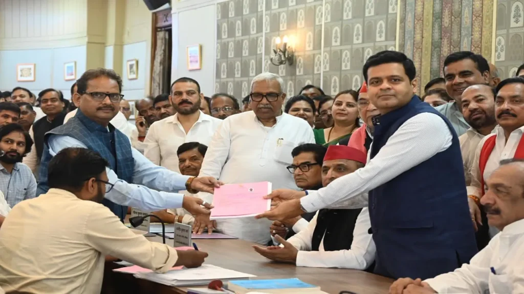 अखिलेश यादव की मौजूदगी में रामगोपाल यादव और धनराज नथवानी का राज्यसभा नामांकन