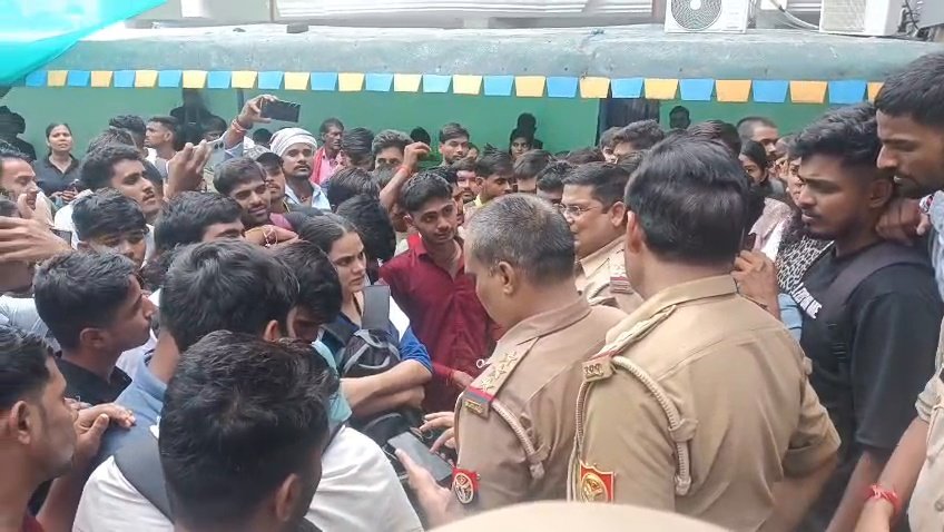 कानपुर के श्याम नगर में BSF परीक्षा केंद्र पर तकनीकी खराबी के बाद अभ्यर्थियों का प्रदर्शन