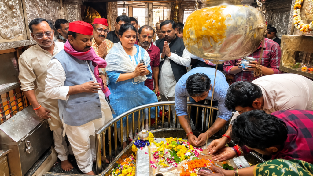 जन्मदिन पर कानपुर के आनंदेश्वर मंदिर में दर्शन-पूजन करते सपा प्रदेश अध्यक्ष श्याम लाल पाल