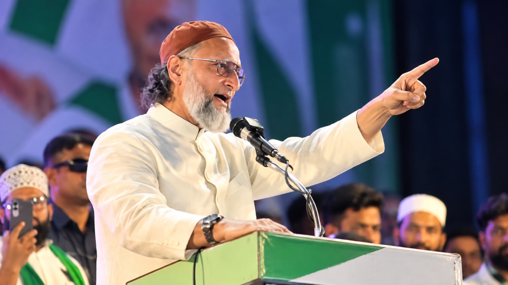 आजमगढ़ की जनसभा में AIMIM प्रमुख असदुद्दीन ओवैसी मुस्लिम राजनीतिक नेतृत्व, अखिलेश यादव और यूपी विधानसभा चुनाव 2027 पर अपनी बात रखते हुए