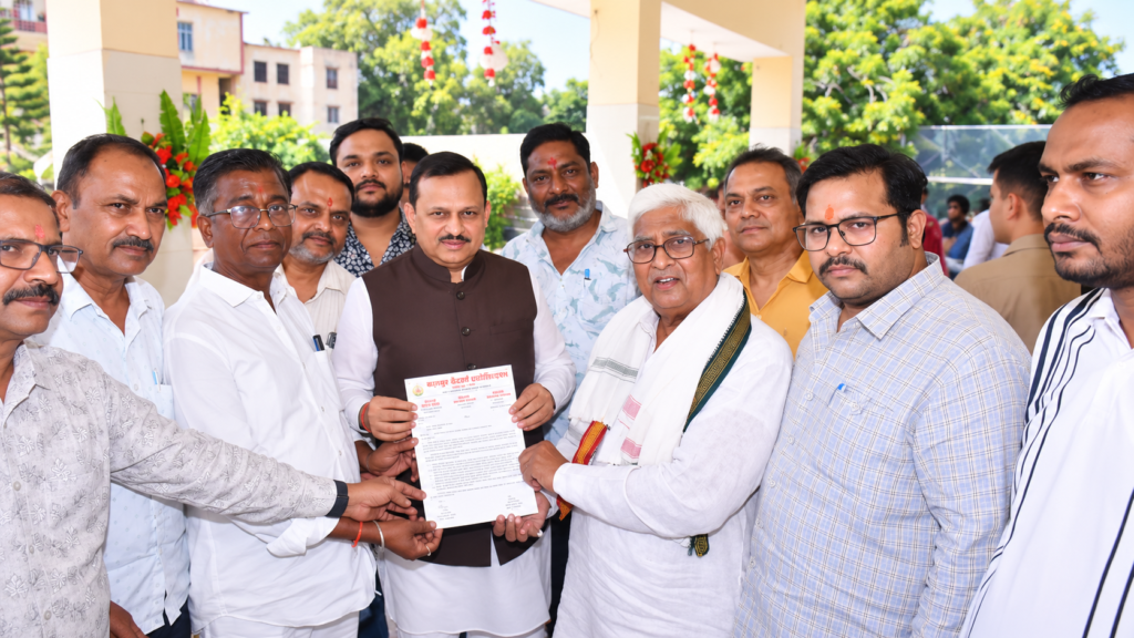 कानपुर कैटरर्स एसोसिएशन के पदाधिकारी सांसद रमेश अवस्थी से समस्याओं के समाधान की मांग करते हुए