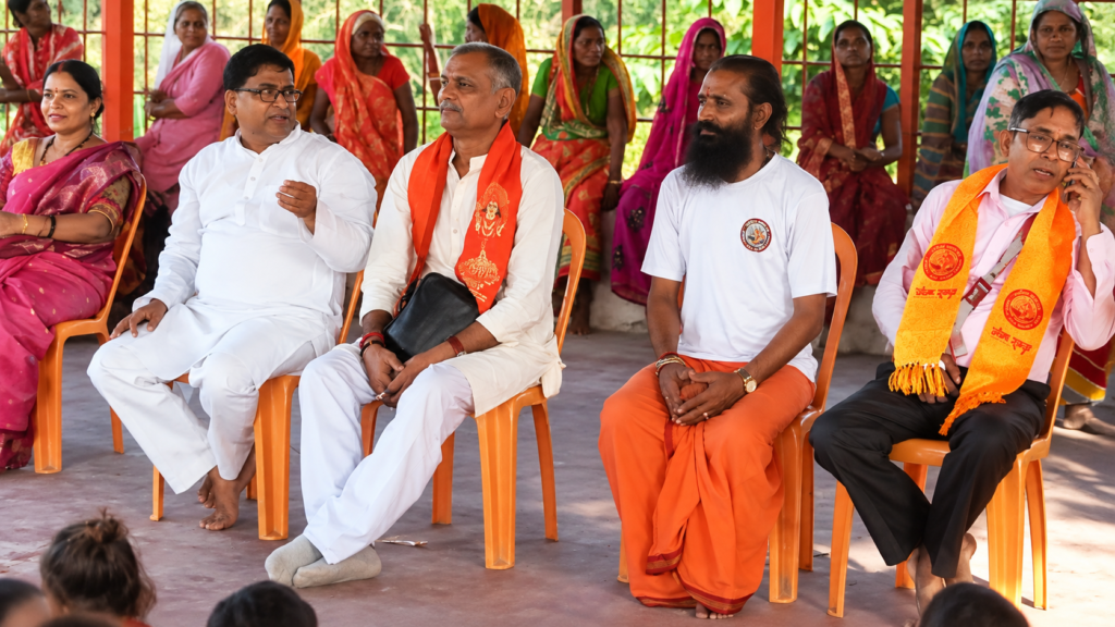 कानपुर के बाढ़ प्रभावित पांडु नदी क्षेत्र का जायजा लेते गंगा समग्र के राष्ट्रीय अध्यक्ष अमरेंद्र सिंह