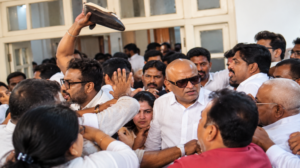 लखनऊ स्थित उत्तर प्रदेश कांग्रेस मुख्यालय में आराधना मिश्रा मोना के पदभार ग्रहण समारोह के दौरान कार्यकर्ताओं के बीच धक्का-मुक्की और हंगामा