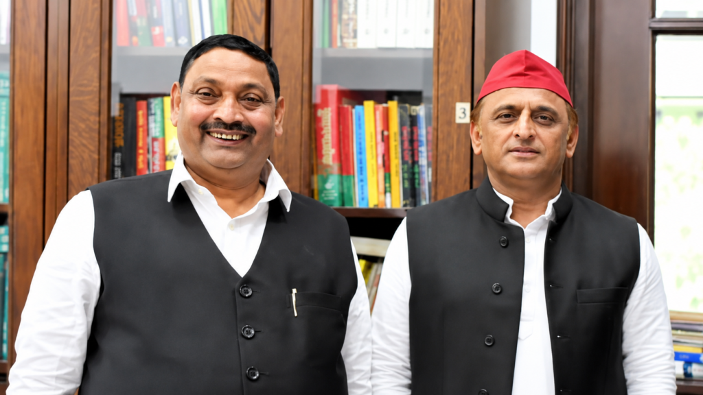 पूर्व सांसद धर्मेंद्र कश्यप लखनऊ में सपा प्रमुख अखिलेश यादव से मुलाकात के बाद समाजवादी पार्टी में शामिल होते हुए