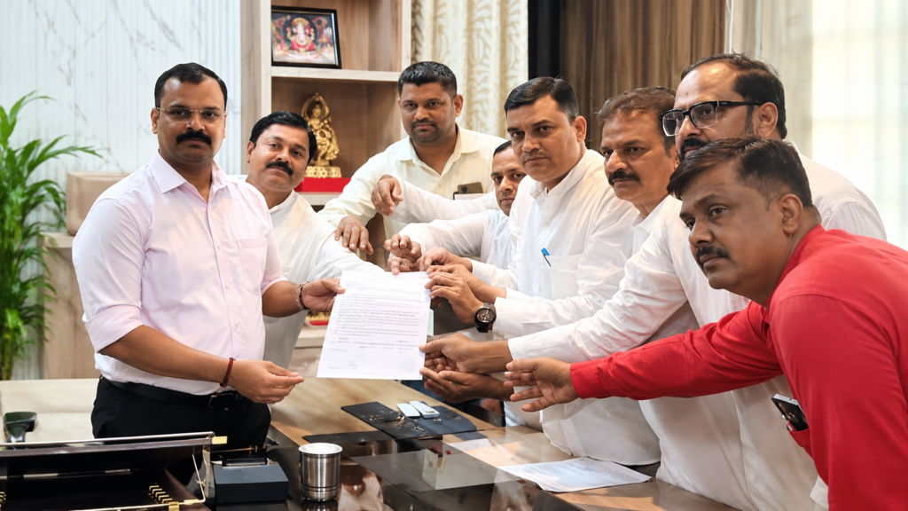 कानपुर नगर निगम में 40 पार्षदों के वार्डों में 20-20 लाख रुपये के विकास कार्यों के आवंटन के खिलाफ विपक्षी पार्षदों का विरोध