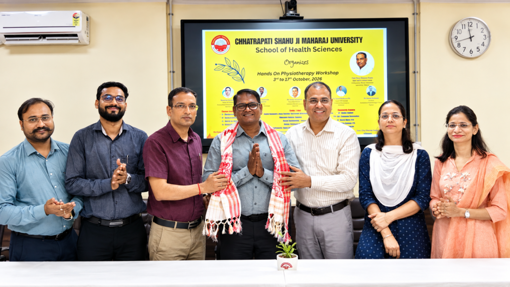 CSJMU में फिजियोथेरेपी कार्यशाला के दौरान प्रो. डॉ. अरुण मोझी रंगनाथन ने मायोफेशियल रिलीज और सर्वाइकल मसल रिलीज तकनीकों का प्रदर्शन किया