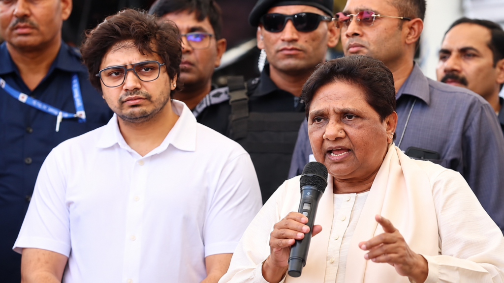 मायावती के साथ आकाश आनंद और BSP में उनकी तीसरी वापसी