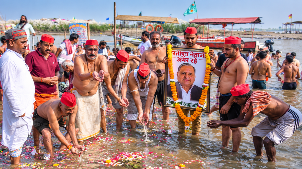 मुलायम सिंह यादव की पुण्यतिथि पर कानपुर के सरसैया घाट में गंगा में जल अर्पित करते सपा कार्यकर्ता।