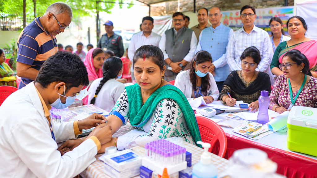 कानपुर के चंद्रनगर में CSJMU के सहयोग से लगे मुफ्त स्वास्थ्य शिविर में लोगों की जांच